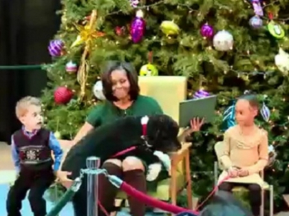 VIDEO. Moment amuzant: Michelle Obama, in brate cu Boo, cainele familiei prezidentiale VIDEO. Moment amuzant: Michelle Obama, in brate cu Boo, cainele familiei prezidentiale