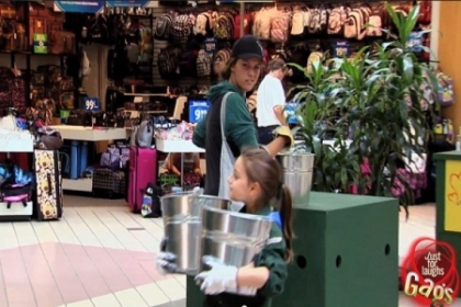 Cea mai puternica fetita din lume pacaleste oamenii in supermarket. N-ai cum sa nu razi la farsa asta - VIDEO

