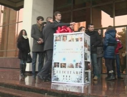 Protest cu macaroane in fata Palatului Republicii! Ce le-au urat politicienilor un grup de tineri Protest cu macaroane in fata Palatului Republicii! Ce le-au urat politicienilor un grup de tineri