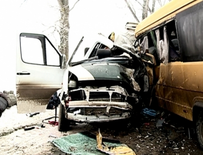 Doua microbuze de ruta s-au CIOCNIT FRONTAL la Hancesti! Trei morti si 14 raniti Doua microbuze de ruta s-au CIOCNIT FRONTAL la Hancesti! Trei morti si 14 raniti