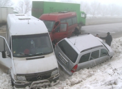 Accident in lant la Orhei. 11 masini, printre care doua microbuze, s-au ciocnit una dupa alta Accident in lant la Orhei. 11 masini, printre care doua microbuze, s-au ciocnit una dupa alta