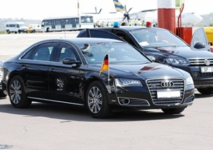 Tanarul care a atacat cortegiul cancelarului german, Angela Merkel, risca sa faca puscarie Tanarul care a atacat cortegiul cancelarului german, Angela Merkel, risca sa faca puscarie