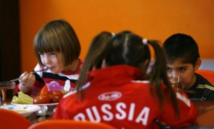 Vladimir Putin a promulgat legea ce interzice adoptiile copiilor rusi de catre americani Vladimir Putin a promulgat legea ce interzice adoptiile copiilor rusi de catre americani