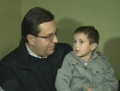 Jucarii, dulciuri si o tona de carbune! Ce cadouri le-a mai adus baietilor de la Bacioi Marian Lupu Jucarii, dulciuri si o tona de carbune! Ce cadouri le-a mai adus baietilor de la Bacioi Marian Lupu