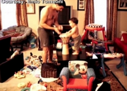 Ce face un tata si fiul acestuia cand raman singuri acasa. Mama, impresionata de imagini. VIDEO Ce face un tata si fiul acestuia cand raman singuri acasa. Mama, impresionata de imagini. VIDEO
