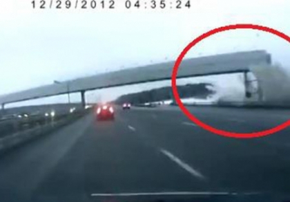 Momentul in care avionul Tupolev se rupe langa o autostrada din Moscova a fost filmat. VIDEO