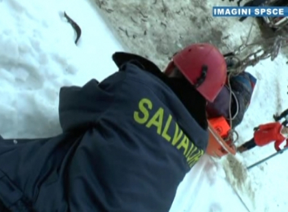 A vrut sa curate zapada de pe acoperis, dar a ramas imobilizat! Uite cum a salvat un barbat din Chisinau A vrut sa curate zapada de pe acoperis, dar a ramas imobilizat! Uite cum a salvat un barbat din Chisinau
