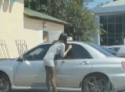 Surpriza pentu o tanara rusoaica. Ce a patit dupa ce si-a aranjat lenjeria langa geamul unei masini. VIDEO