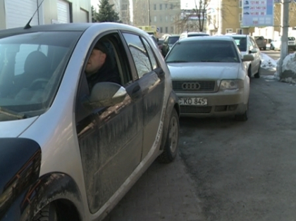 In 2013 cu masini curate! Zeci de moldoveni au stat la cozi ore in sir pentru a-si spala automobilele In 2013 cu masini curate! Zeci de moldoveni au stat la cozi ore in sir pentru a-si spala automobilele