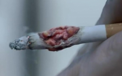 VIDEO. Metoda socanta prin care o reclama antifumat face legatura intre tigari si cancer VIDEO. Metoda socanta prin care o reclama antifumat face legatura intre tigari si cancer