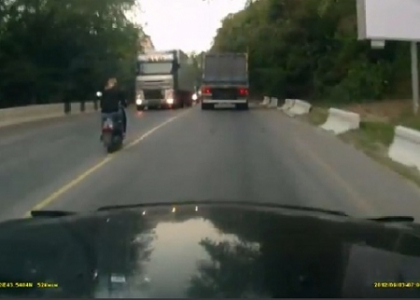 Cum sa faci asa ceva? O femeie a adormit in timp ce mergea pe scuter. Ce a patit. VIDEO Cum sa faci asa ceva? O femeie a adormit in timp ce mergea pe scuter. Ce a patit. VIDEO