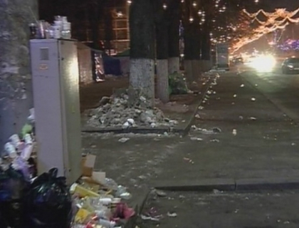 Sticle de sampanie, pahare si pachete de tot felul. De Revelion, orasul era impanzit de gunoi Sticle de sampanie, pahare si pachete de tot felul. De Revelion, orasul era impanzit de gunoi