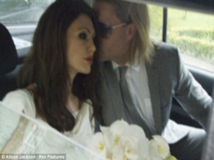 The Telegraph: Brad Pitt si Angelina Jolie s-au casatorit, pe ascuns, de Craciun? FOTO The Telegraph: Brad Pitt si Angelina Jolie s-au casatorit, pe ascuns, de Craciun? FOTO