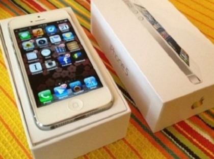La 13 ani, a primit mult doritul iPhone. Nu inainte de-a semna contractul fabulos scris de mama lui