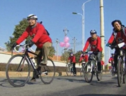 Nunta ECOLOGICA! In loc de limuzina, doi miri din China au urcat pe bicicleta 