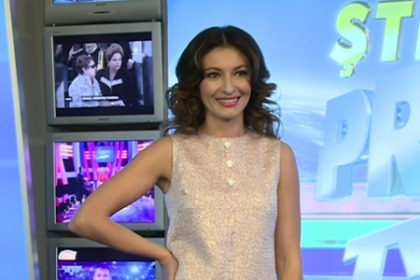 Angela Gonta, in rolul lui Alice din Tara Minunilor. Uite ce rochie scurta a purtat - VIDEO Angela Gonta, in rolul lui Alice din Tara Minunilor. Uite ce rochie scurta a purtat - VIDEO