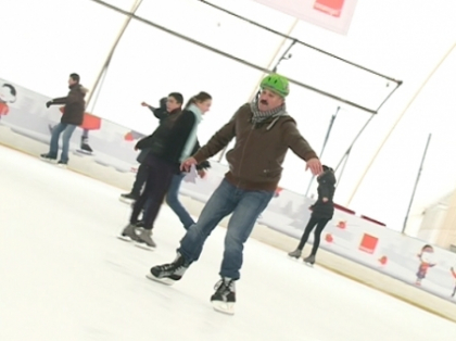 Gheorghe Topa s-a dat in spectacol la patinoar. Interpretul a cazut pe gheata - VIDEO