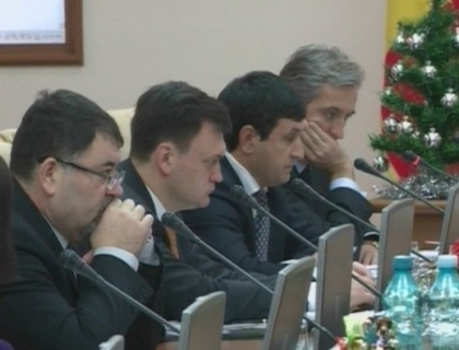 Conflict la Guvern. Vicepremierul Moldovanu cere demisia lui Usatii. Afla de ce