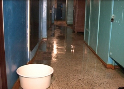 In casa ploua ca afara. O mansarda le da batai de cap unor locuitori ai capitalei. VIDEO In casa ploua ca afara. O mansarda le da batai de cap unor locuitori ai capitalei. VIDEO