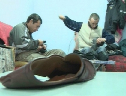 Detinutii, pantofari. Jumatate din incaltamintea "made in Moldova" se coase in ... inchisori. VIDEO Detinutii, pantofari. Jumatate din incaltamintea "made in Moldova" se coase in ... inchisori. VIDEO