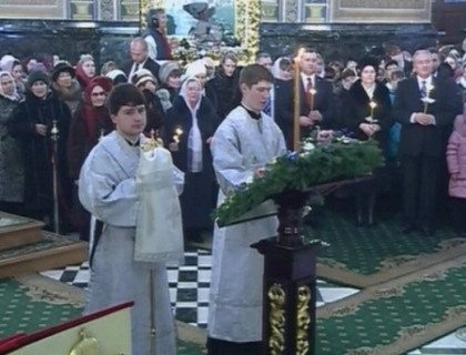 Moldovenii sarbatoresc Craciunul pe stil vechi. Ce politicieni au asistat la slujba religioasa