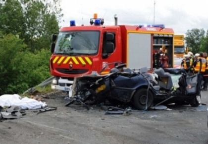 Un sofer care filma viteza cu care circula a murit si a omorat doua persoane, in Franta