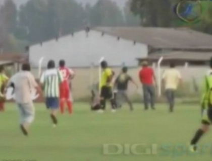 Snopiti in bataie. Doi arbitri din Chile au fost batuti de suporterii clubului gazda