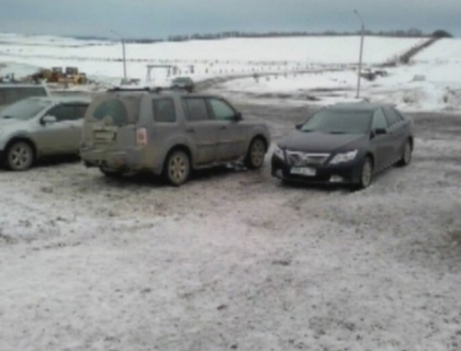 La odihna cu masina de serviciu. Un automobil cu numere guvernamentale a fost surpins in Ucraina