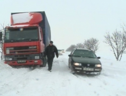 Moldova, iarasi sub zapada! Masini blocate in nameti si ambuteiaje. Cum s-a circulat pe drumurile nationale Moldova, iarasi sub zapada! Masini blocate in nameti si ambuteiaje. Cum s-a circulat pe drumurile nationale