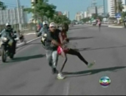 Se apropia de final cand a fost fortat sa abandoneze! Ghinonul incredibil al unui atlet din Kenya Se apropia de final cand a fost fortat sa abandoneze! Ghinonul incredibil al unui atlet din Kenya