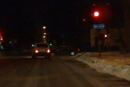 Asta e nebunie totala! Un sofer trece pe rosu fara niciun pic de jena. Vezi ce a urmat. VIDEO Asta e nebunie totala! Un sofer trece pe rosu fara niciun pic de jena. Vezi ce a urmat. VIDEO