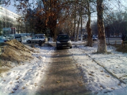 Nu-mi pasa de nimeni. Un sofer si-a parcat masina direct pe trotuar. FOTO Nu-mi pasa de nimeni. Un sofer si-a parcat masina direct pe trotuar. FOTO