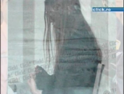 Am ajuns sa o vedem si pe asta! Ce vedeta din Romania a iesit la plimbare cu o... gaina Am ajuns sa o vedem si pe asta! Ce vedeta din Romania a iesit la plimbare cu o... gaina