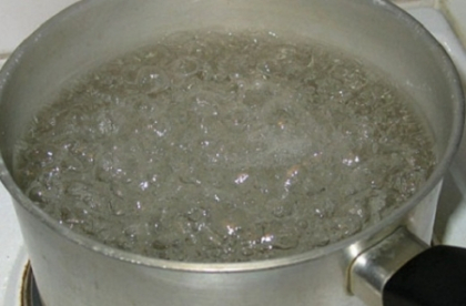 A rasturnat peste el o caldare cu apa clocotita. Copilul de un an si jumatate, internat in stare grava A rasturnat peste el o caldare cu apa clocotita. Copilul de un an si jumatate, internat in stare grava