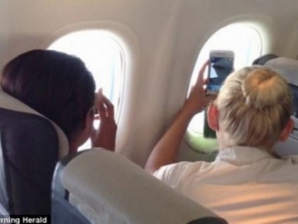 Surpriza uriasa pentru pasagerii unui zbor. Ce au observat cand s-au uitat pe geamul avionului. FOTO Surpriza uriasa pentru pasagerii unui zbor. Ce au observat cand s-au uitat pe geamul avionului. FOTO