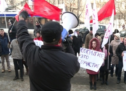 Comunistii au cerut, din nou, demiterea lui Zubco. Nu au lipsit contramanifestantii
