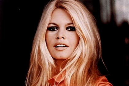 Sute de mii de dolari pentru a arata ca Brigitte Bardot. Cum arata o femeie dupa peste 50 de operatii estetice

