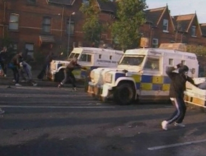 Au dat foc unui autobuz, iar fortele de ordine au ripostat. Manifestatii violente continua la Belfast 