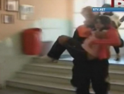 Podeaua din clasa unei scoli din Spania s-a surpat. Noua elevi au fost raniti