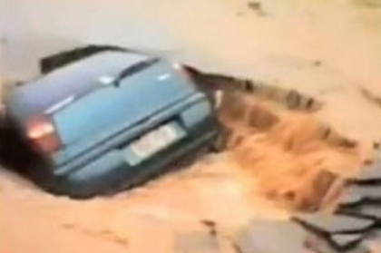 VIDEO. "Doamne! Nu se poate asa ceva!" O masina dispare intr-o gaura din asfalt in cateva secunde