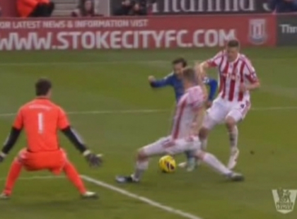 Esec in premiera pe teren propriu pentru Stoke City! Cum a reusit un jucator sa-si dea doua autogoluri Esec in premiera pe teren propriu pentru Stoke City! Cum a reusit un jucator sa-si dea doua autogoluri