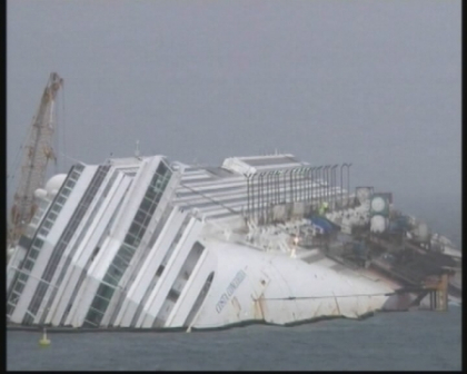 Un an de la naufragiul Costa Concordia. Rudele victimelor au mers la locul tragediei si au depus flori