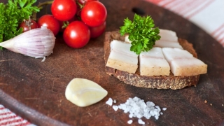 Cat de sanatos este sa mananci paine cu slanina si ceapa. Iata ce spun specialistii