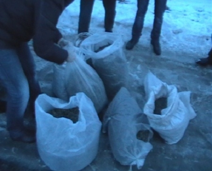 Un grup criminal specializat in afaceri cu droguri, retinut de oamenii legii. VIDEO Un grup criminal specializat in afaceri cu droguri, retinut de oamenii legii. VIDEO