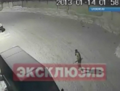 Scene desprinse din filmele de actiune la Moscova! Un paznic gol pusca a reusit sa retina trei hoti
