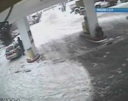 Isi facea plinul si o rupea din loc! Soferul unui BMW care "uita sa plateasca, retinut de politisti Isi facea plinul si o rupea din loc! Soferul unui BMW care "uita sa plateasca, retinut de politisti