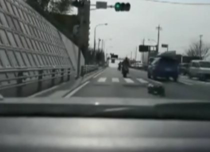 Un tata inconstient si-a pierdut copilul...de pe motocicleta! Continuarea intrece orice imaginatie