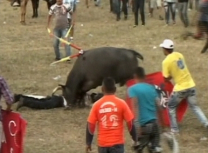 Coride fatale in Columbia. Un barbat a fost ucis de taur, iar alti cativa au fost raniti