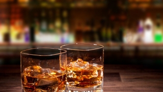 Efectele mai putin cunoscute ale consumului constant de alcool. Cum iti transforma corpul in timp