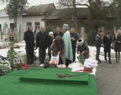 Dupa patru ani fara monument. O cruce sta in continuare pe mormantul lui Grigore Vieru Dupa patru ani fara monument. O cruce sta in continuare pe mormantul lui Grigore Vieru